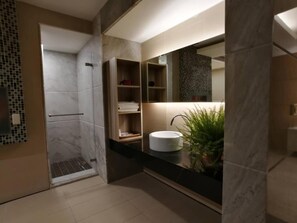 Bathtub, rainfall showerhead, free toiletries, hair dryer - Michelle Hotel (Yuanlin)
