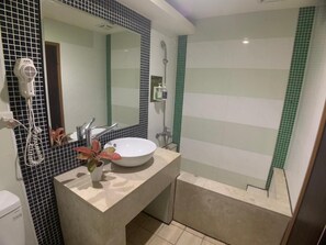 Bathtub, rainfall showerhead, free toiletries, hair dryer - Michelle Hotel (Yuanlin)
