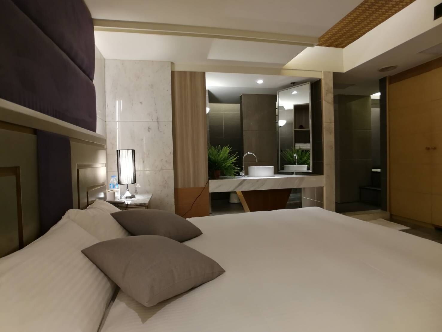 1 bedroom, desk, blackout curtains, soundproofing