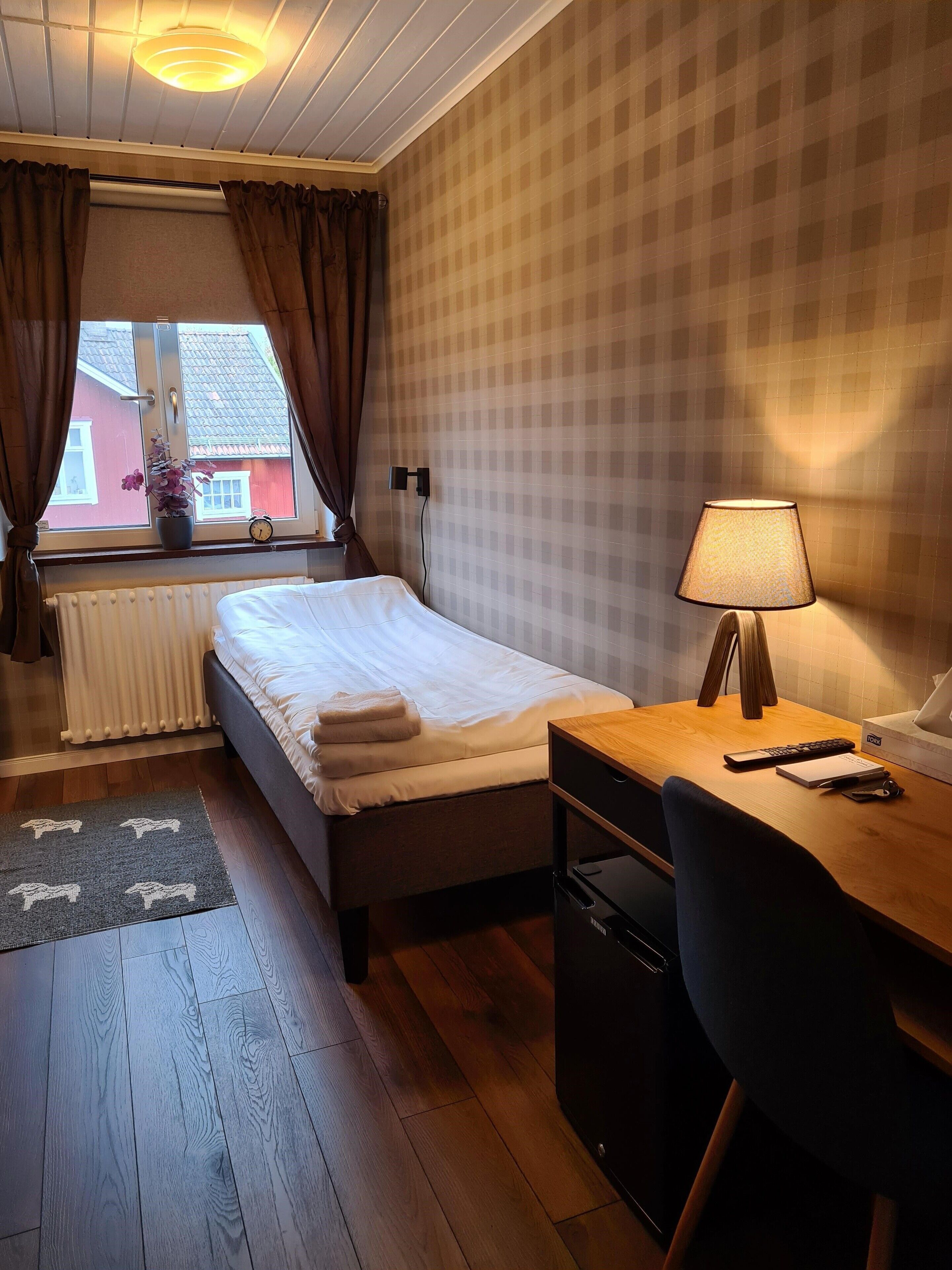Decoración individual, cortinas opacas, wifi gratis y ropa de cama