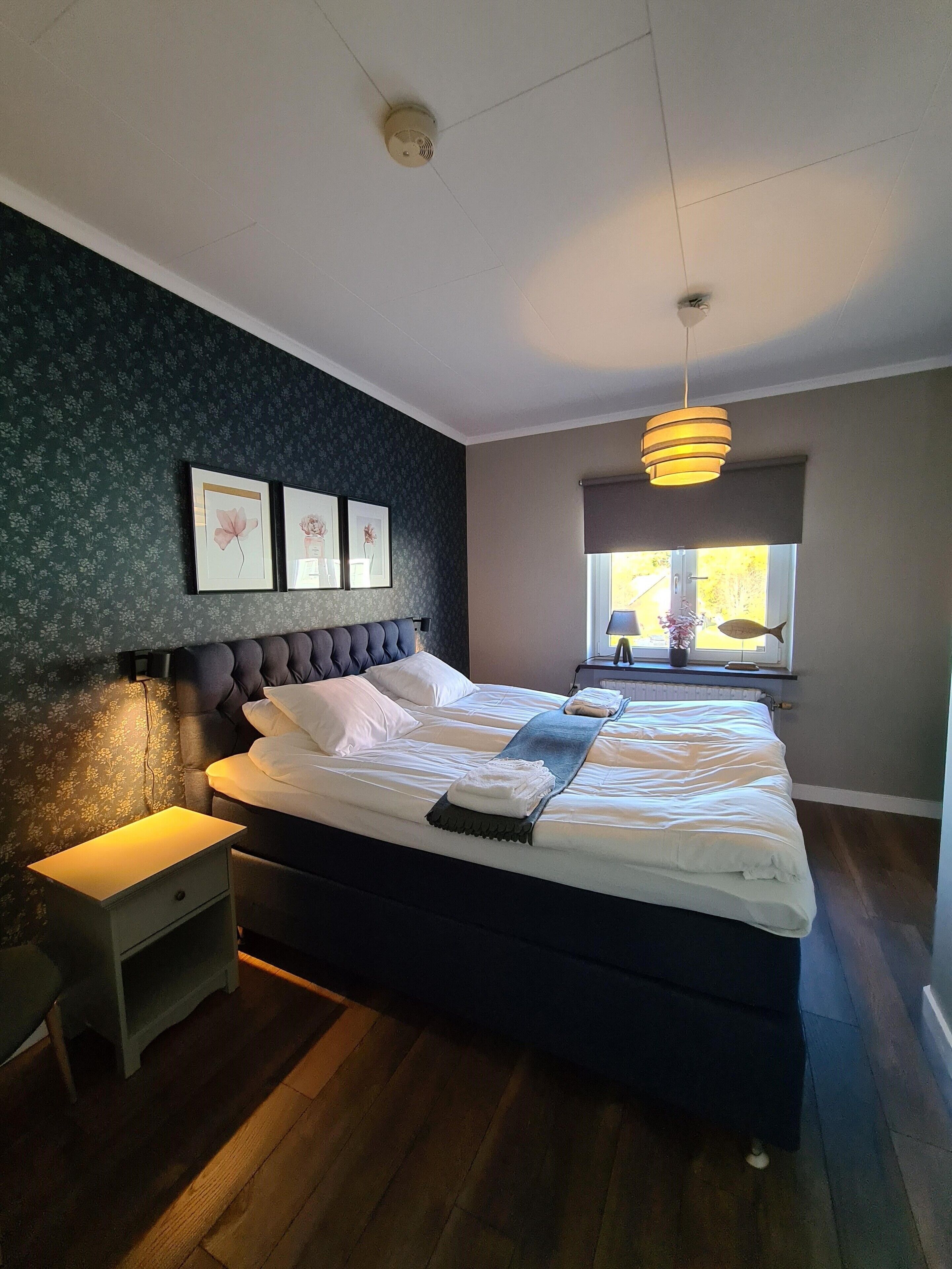 Decoración individual, cortinas opacas, wifi gratis y ropa de cama