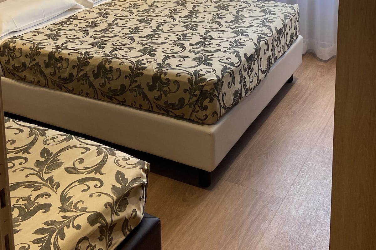 Ropa de cama de alta calidad y caja de seguridad en la habitación