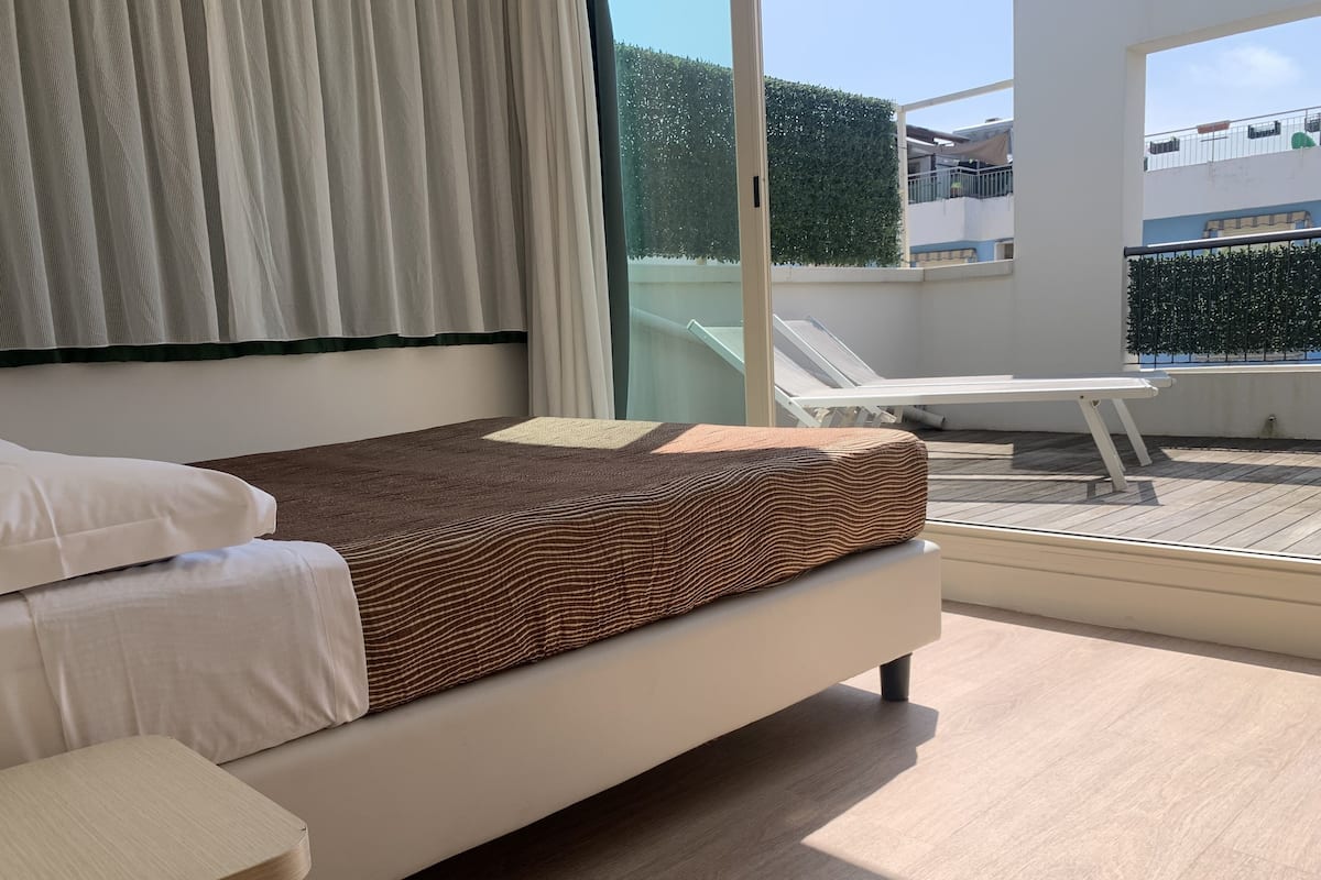 Ropa de cama de alta calidad y caja de seguridad en la habitación