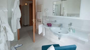 Penthouse, 1 Bedroom | Bathroom | Shower, free toiletries, hair dryer, bidet