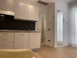 Apartamento, 2 habitaciones | Cocina privada | Frigorífico, placa de cocina, trona infantil y utensilios de cocina