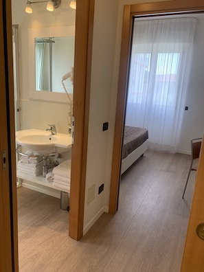 Standard-Apartment, 1 Schlafzimmer (4 PAX) | Badezimmer | Dusche, kostenlose Toilettenartikel, Haartrockner, Bidet
