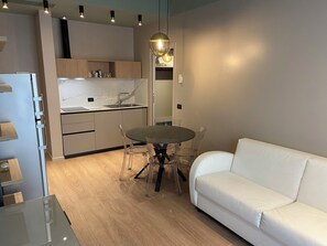 Appartement supérieur, 1 chambre (5 PAX) | Aire de séjour | Téléviseur à écran plat