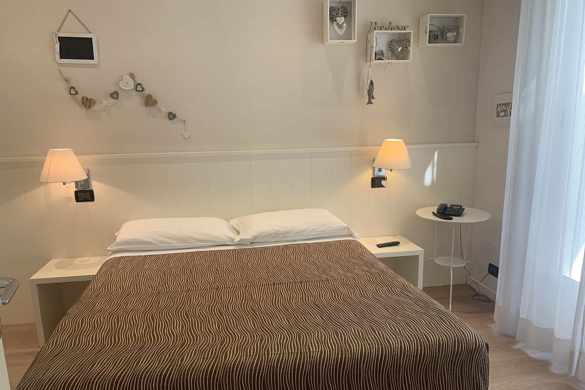 Ropa de cama de alta calidad y caja de seguridad en la habitación