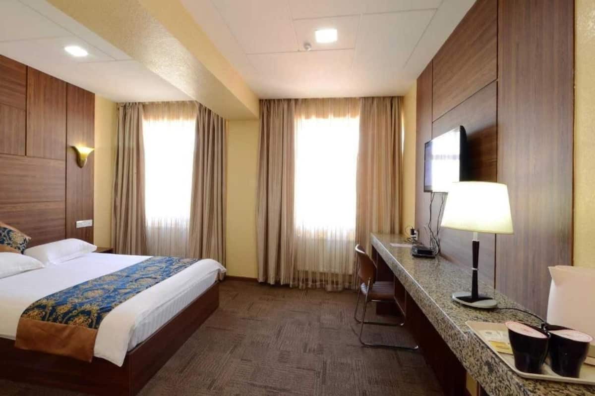 Minibar, in-room safe, desk, free WiFi