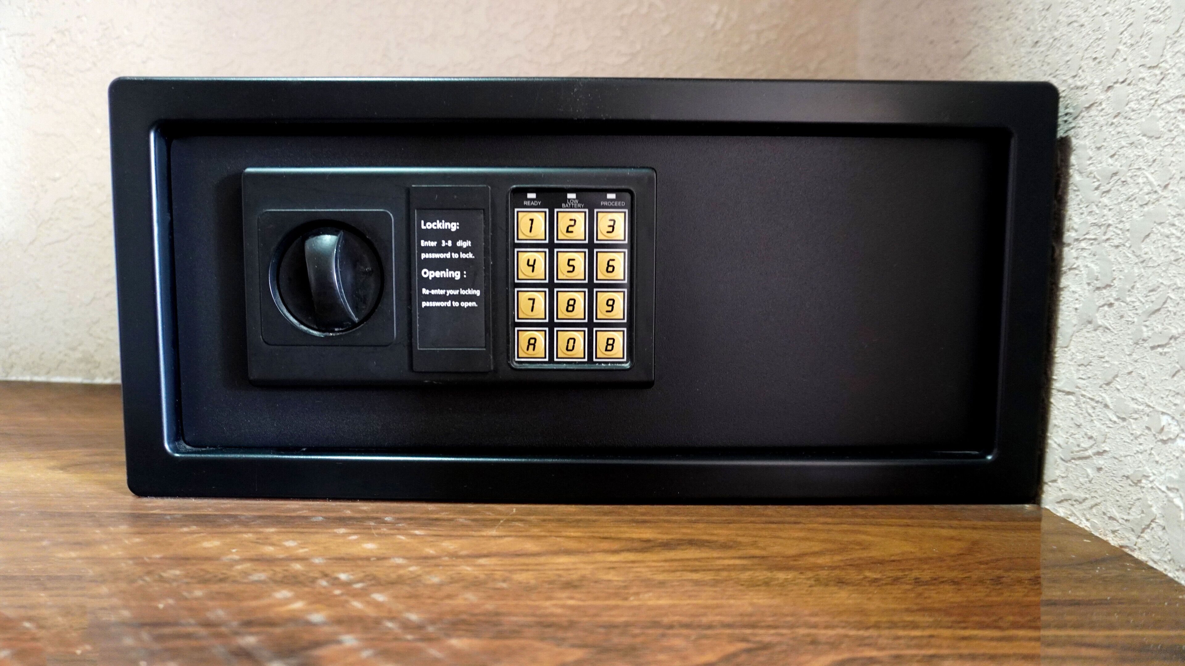 Ein schwarzer Safe mit Tastatur und Zahlenschloss.