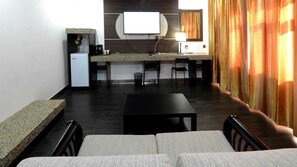 Habitación doble superior | Sala de estar | Una televisión de pantalla plana