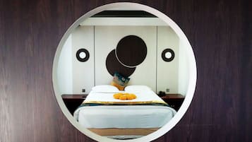 Phòng đôi Deluxe | Minibar, két bảo mật tại phòng, bàn