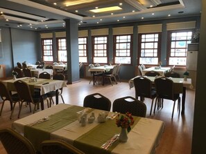 Breakfast, lunch and dinner served - Keles Hotel (Rize)