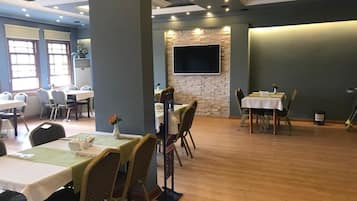 供應早餐、午餐及晚餐