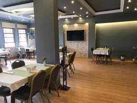 Breakfast, lunch and dinner served