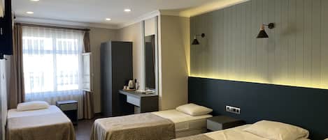Habitación estándar | Minibar, caja de seguridad en la habitación y escritorio