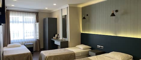 Standard Room | Minibar, in-room safe, desk, blackout curtains