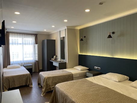 Standard Room | Minibar, in-room safe, desk, blackout drapes