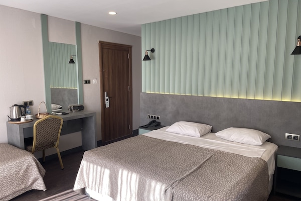 Standard Room | Minibar, in-room safe, desk, blackout drapes