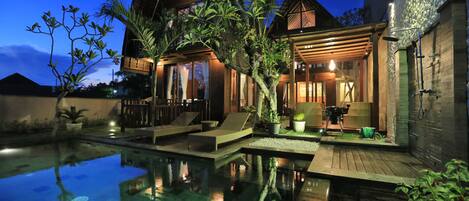 Hồ bơi ngoài trời