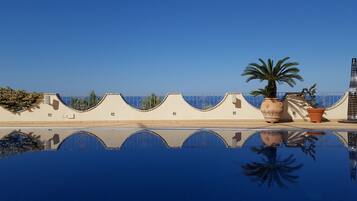 Piscina stagionale all'aperto, lettini