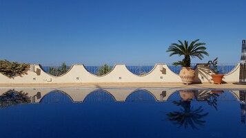 Seasonal outdoor pool, sun loungers