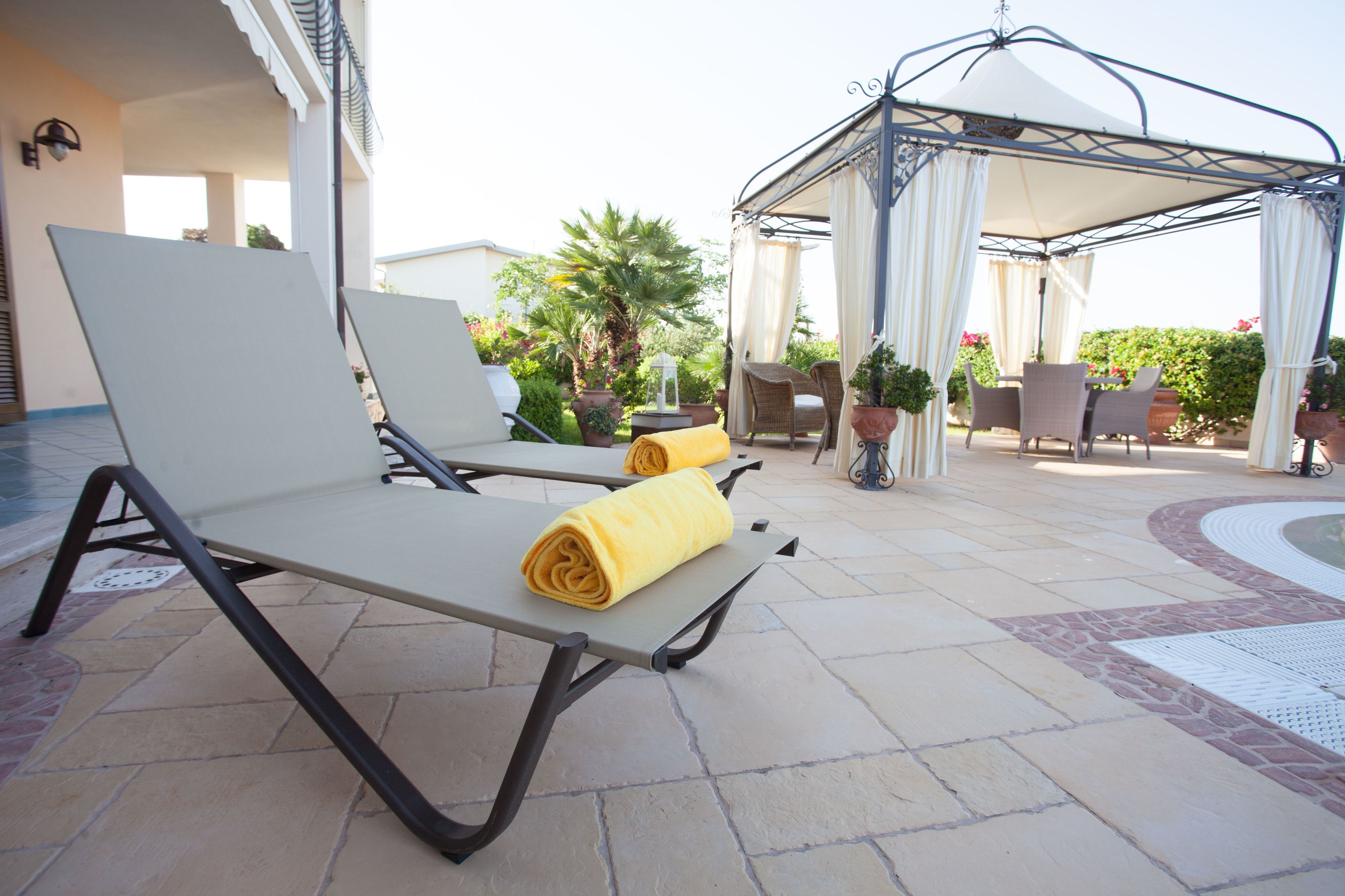 Piscine extérieure (ouverte en saison), chaises longues