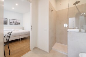 Douche, douche à « effet pluie », articles de toilette écologiques