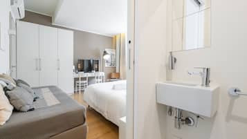 Castello, Deluxe double, en-suite bathroom, city view | Biancheria da letto di alta qualità, copriletto in piuma