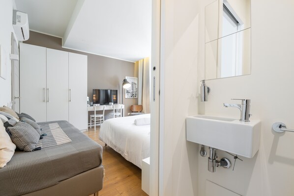 Castello, Deluxe double, en-suite bathroom, city view | Ropa de cama de alta calidad, edredón y camas con efecto memoria 