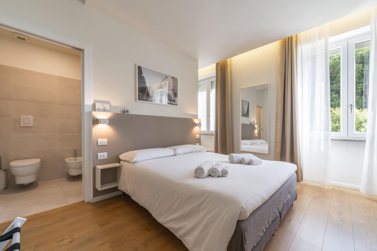 Marina, Deluxe double, en-suite bathroom, city view