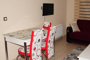 Appartement, 1 slaapkamer | 1 slaapkamer, een bureau, een strijkplank/strijkijzer, gratis babybedden