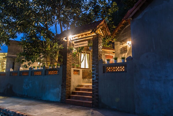 Fassade der Unterkunft – Abend/Nacht