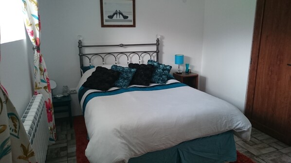 Double Room, Shared Bathroom | 1 bedroom, rollaway beds, free WiFi, bed sheets
