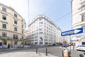 Um edifício de vários andares com uma placa grande da 'EINBAHN', indicando que uma estação de trem está por perto.