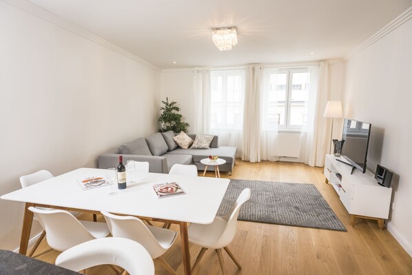 Apartamento Deluxe, 2 habitaciones | Servicio de comidas en la habitación