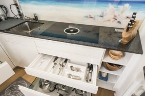 Grand réfrigérateur, micro-ondes, four, plaque de cuisson