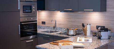 Deluxe Apartment mit 3 Schlafzimmer mit XXL Terrasse | Cozinha privada | Geladeira grande, micro-ondas, fogão, cooktop