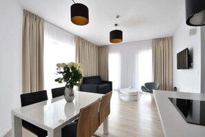 Executive Apartment | Private kitchen | Fridge, microwave, stovetop, dishwasher - Varsovia Apartamenty Kasprzaka (Warsaw)