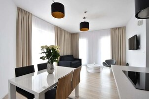 Executive Apartment | Private kitchen | Coffee/tea maker, fridge, microwave, stovetop