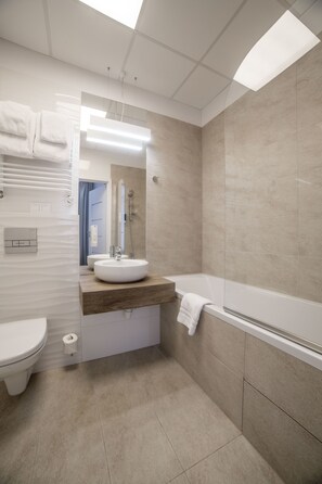Apartamento executivo | Banheiro | Produtos de toalete grátis, secador de cabelo, toalhas de banho