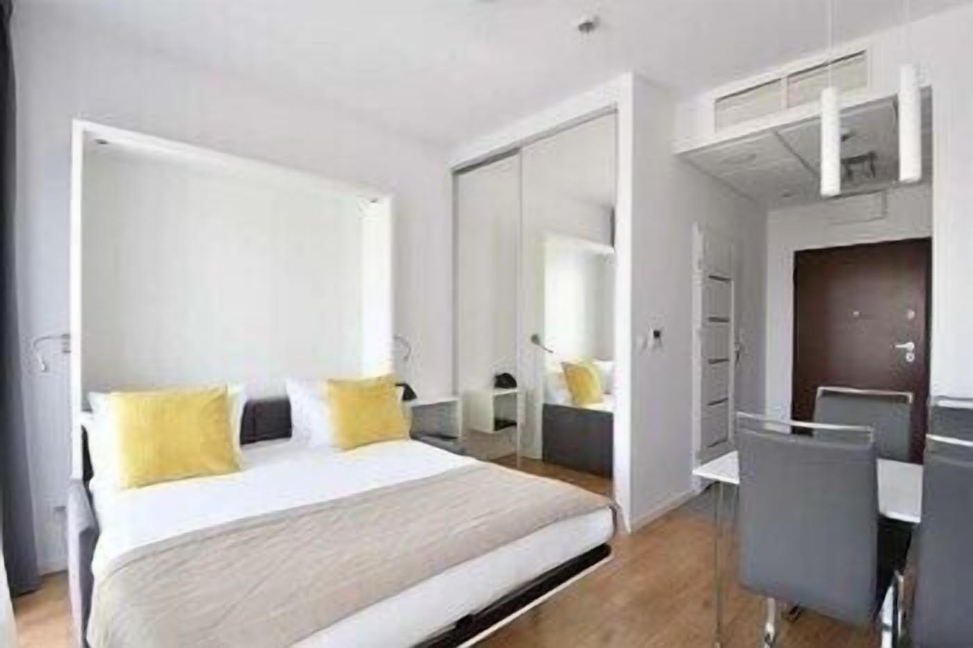 Luxe beddengoed, een bureau, geluiddichte muren