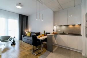 Superior Apartment | Premium bedding, desk, soundproofing, iron/ironing board