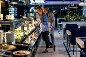 Breakfast, lunch, dinner served; local and international cuisine