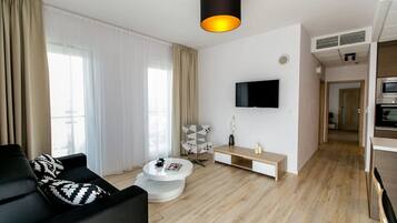 Executive Apartment | Premium bedding, desk, soundproofing, iron/ironing board