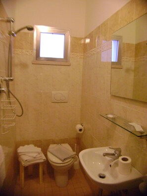 Shower, hair dryer, bidet, towels - Hotel Villa del Sole (Rimini)