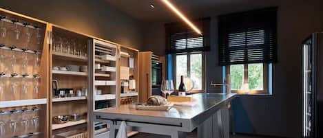 Lemari es, oven, kompor, dan mesin pencuci piring