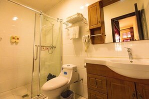 Regadera, amenidades de baño gratuitas, secadora de cabello