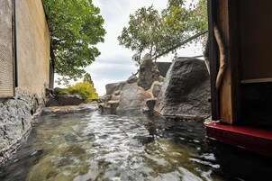 传统客房, 无烟房 (East Wing, with Open-Air Bath) | 浴室 | 独立的浴缸和淋浴、深泡浴缸、免费洗浴用品、吹风机