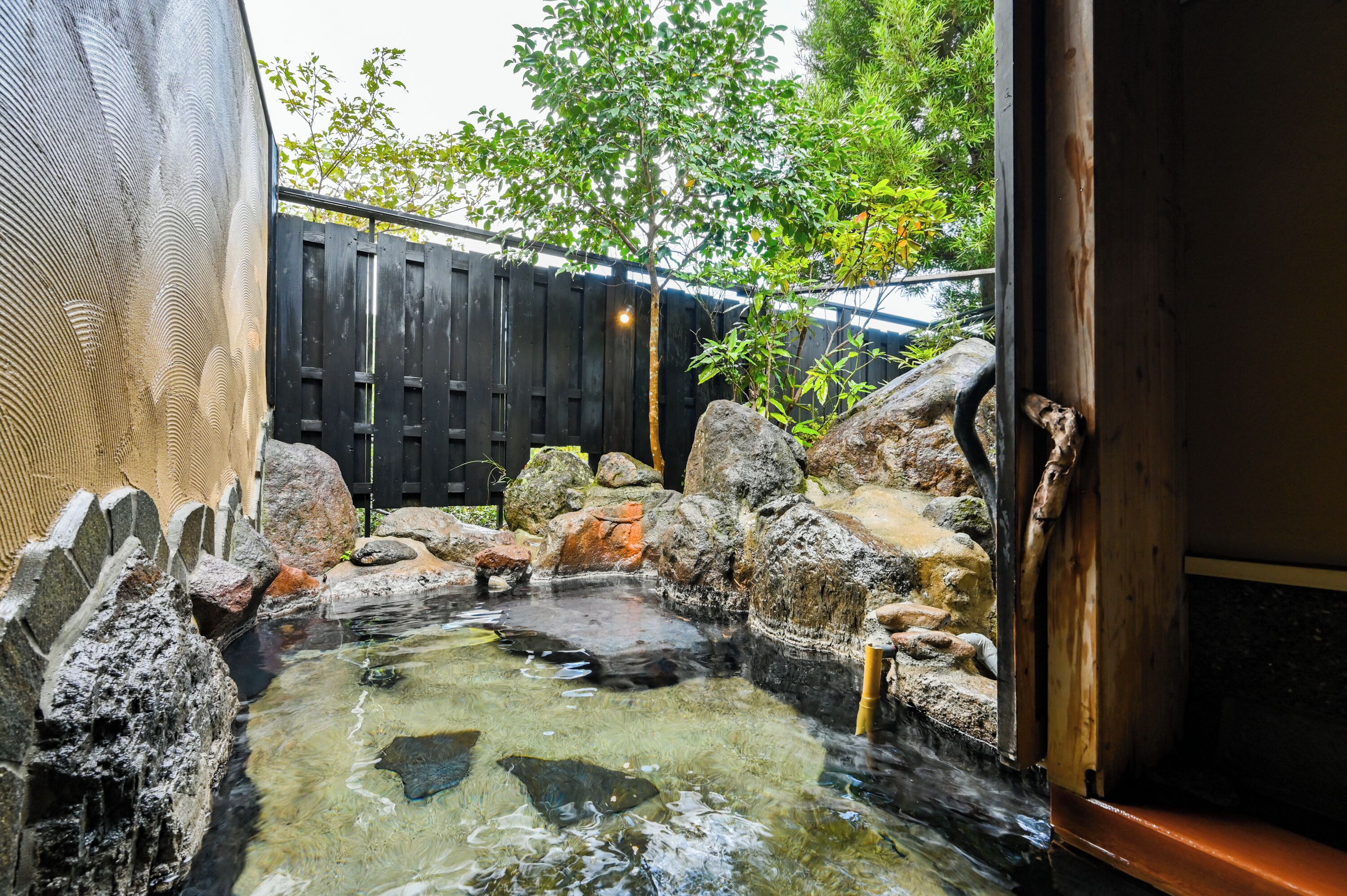 Separate bathtub and shower, deep-soaking bathtub, free toiletries